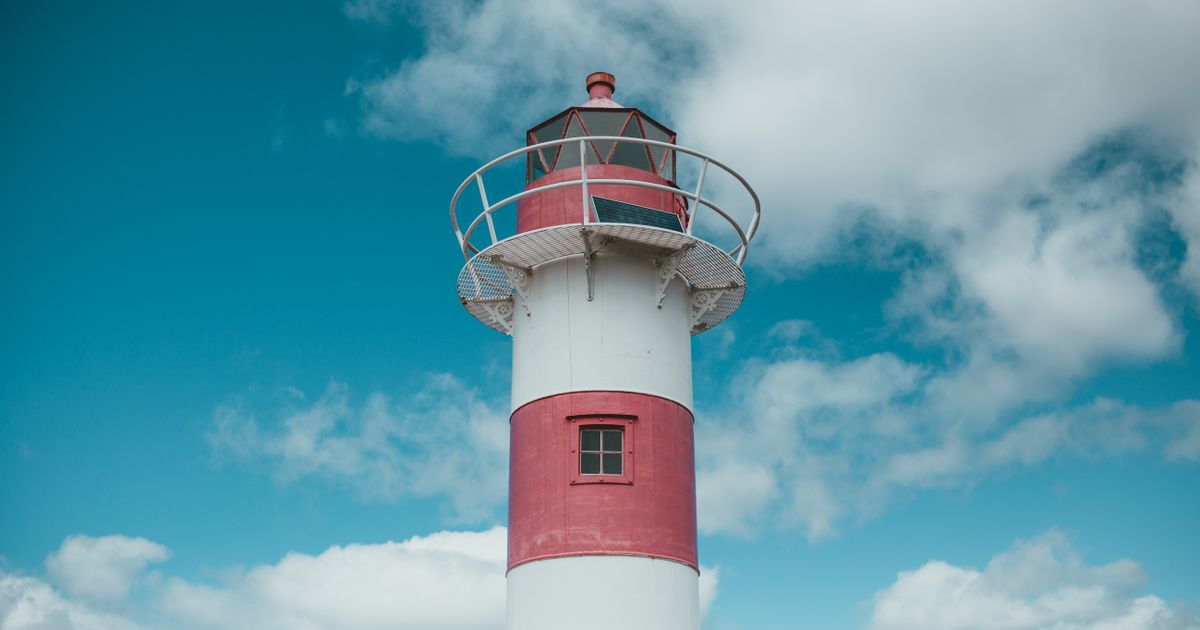 A lighthouse beacon cutting a clean, single signal through a foggy coastline — the visual of one answer standing out clearly enough to be lifted whole